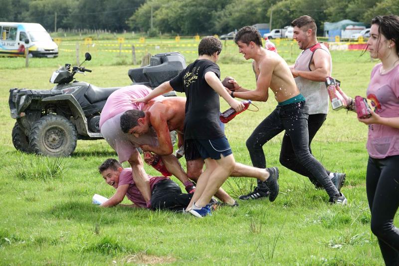 La localidad llanisca de Llamigu ha celebrado este 9 de septiembre el día grande de las fiestas de Nuestra Señora de Loreto y la tradicional guerra del vino ha congregado a un buen número de jóvenes que no han eludido la batalla.