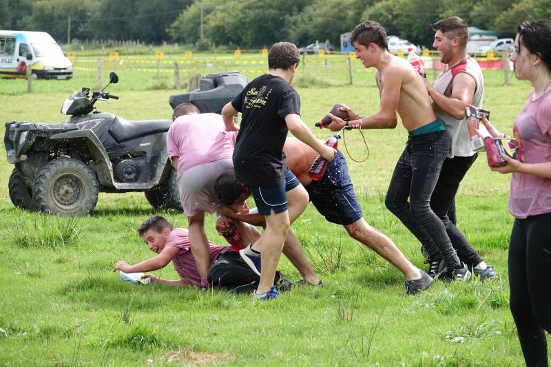 La localidad llanisca de Llamigu ha celebrado este 9 de septiembre el día grande de las fiestas de Nuestra Señora de Loreto y la tradicional guerra del vino ha congregado a un buen número de jóvenes que no han eludido la batalla.