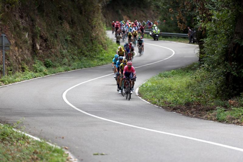 Fotos: La etapa 16 de la Vuelta a España entre Pravia y el Alto de la Cubilla, en imágenes