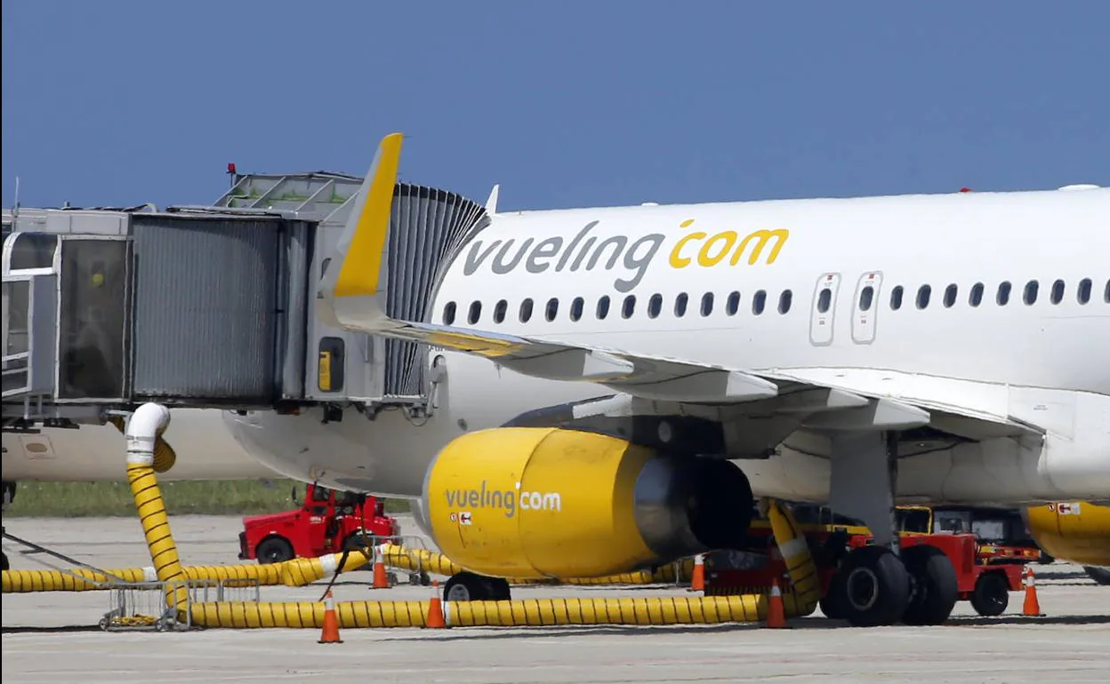 Cuatro horas de retraso en el avión de Vueling de Barcelona a Asturias