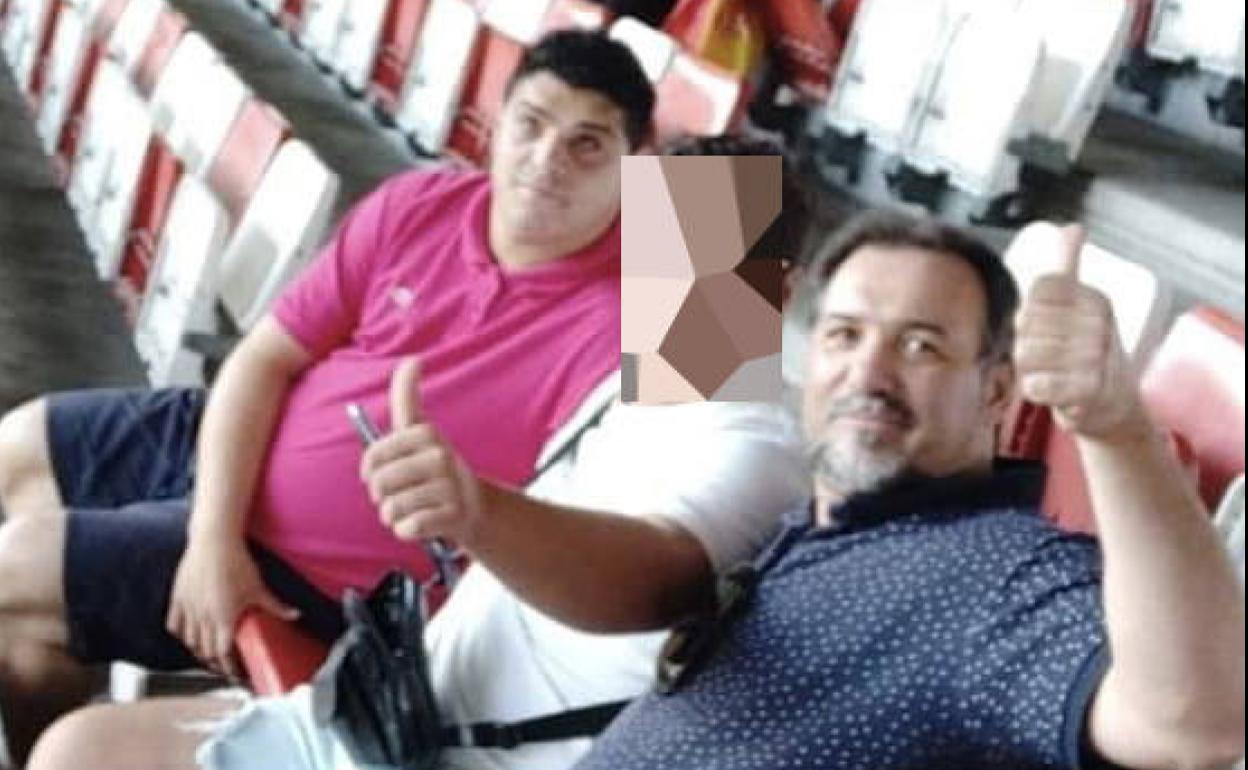 Fotografía cedida por la familia para demostrar que el joven, en la imagen con polo rosa, disponía de entrada para el partido y llegó a acceder al estadio junto con su padre y su hermano. 