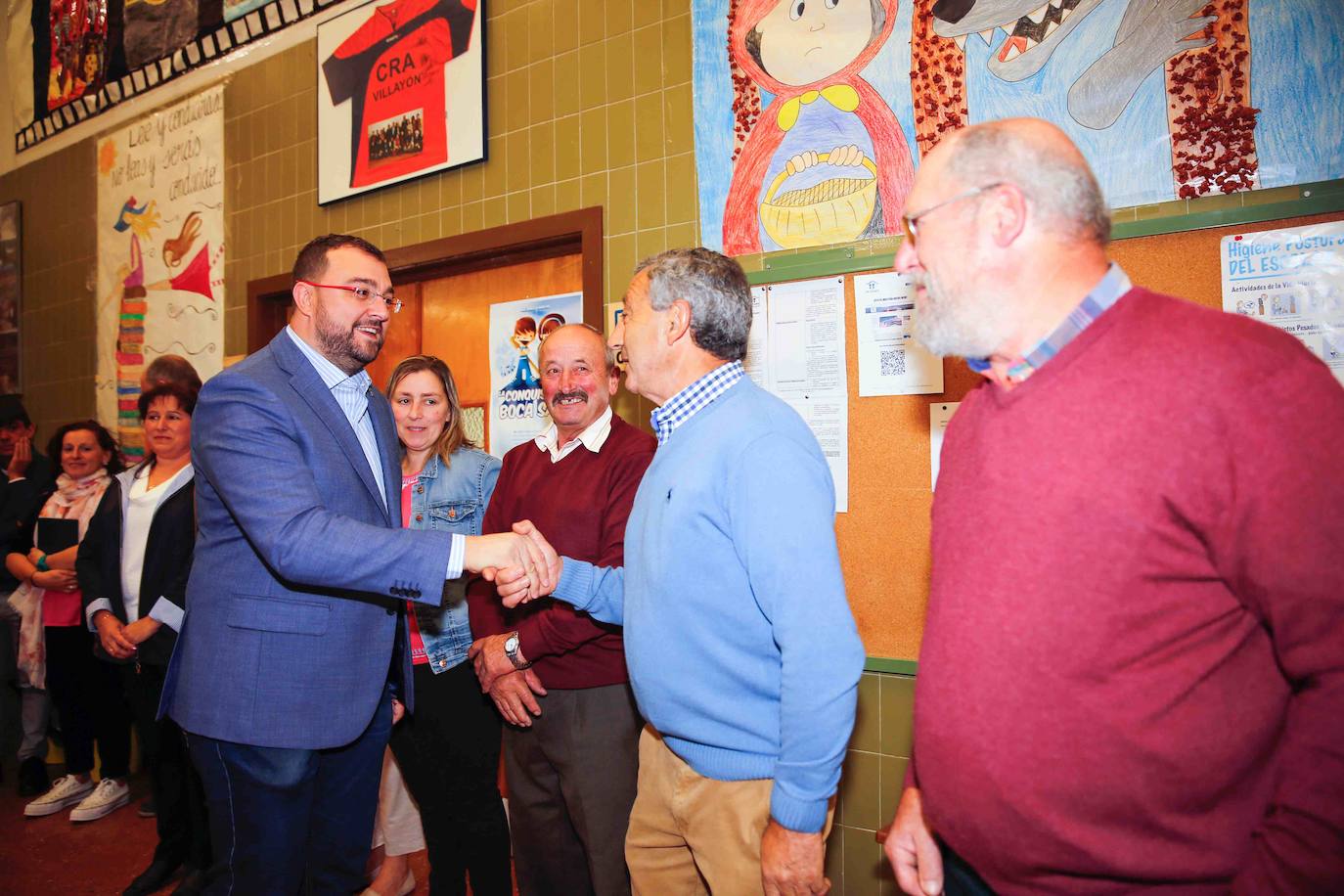 El jefe del Ejecutivo asturiano se ha desplazado hasta el Colegio Rural Agrupado (CRA) de Villayón y desde él ha procedido a la inauguración del curso escolar de Educación Infantil y Primaria.