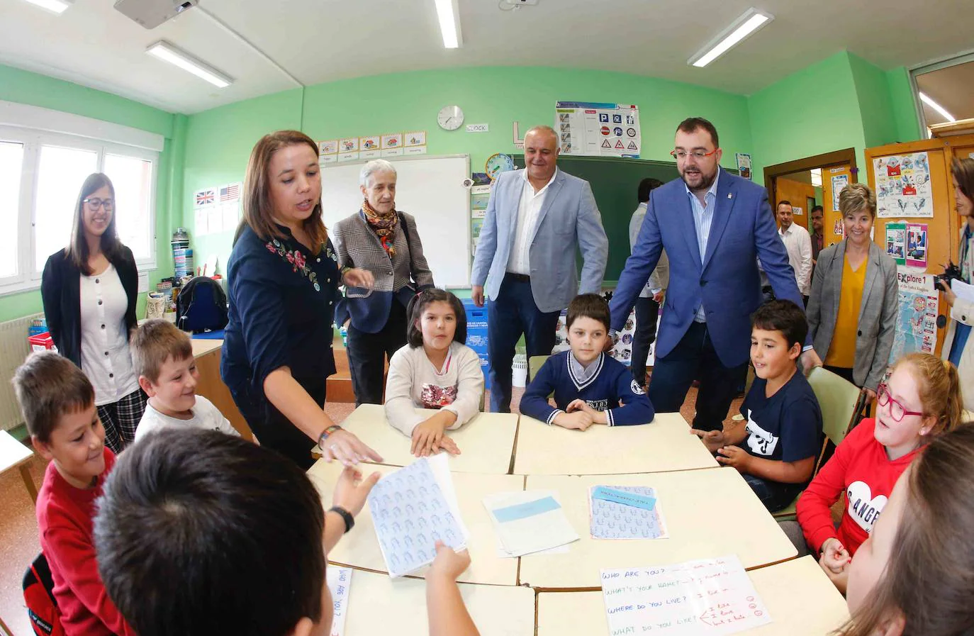 El jefe del Ejecutivo asturiano se ha desplazado hasta el Colegio Rural Agrupado (CRA) de Villayón y desde él ha procedido a la inauguración del curso escolar de Educación Infantil y Primaria.