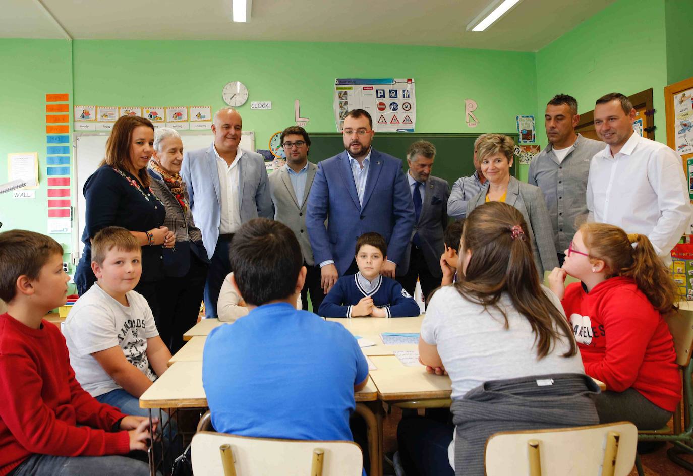 El jefe del Ejecutivo asturiano se ha desplazado hasta el Colegio Rural Agrupado (CRA) de Villayón y desde él ha procedido a la inauguración del curso escolar de Educación Infantil y Primaria.