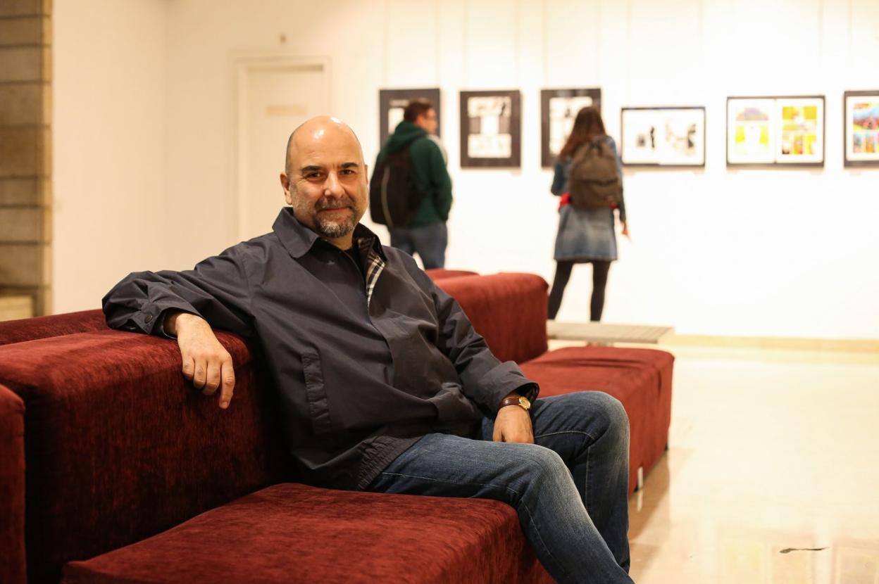 El dibujante y guionista, Antonio Navarro, en el hall de la Casa de Cultura de Avilés. 