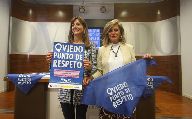 Las concejales Concepción Méndez y Leticia González Álvarez presentan la campaña 'Oviedo punto de respeto'