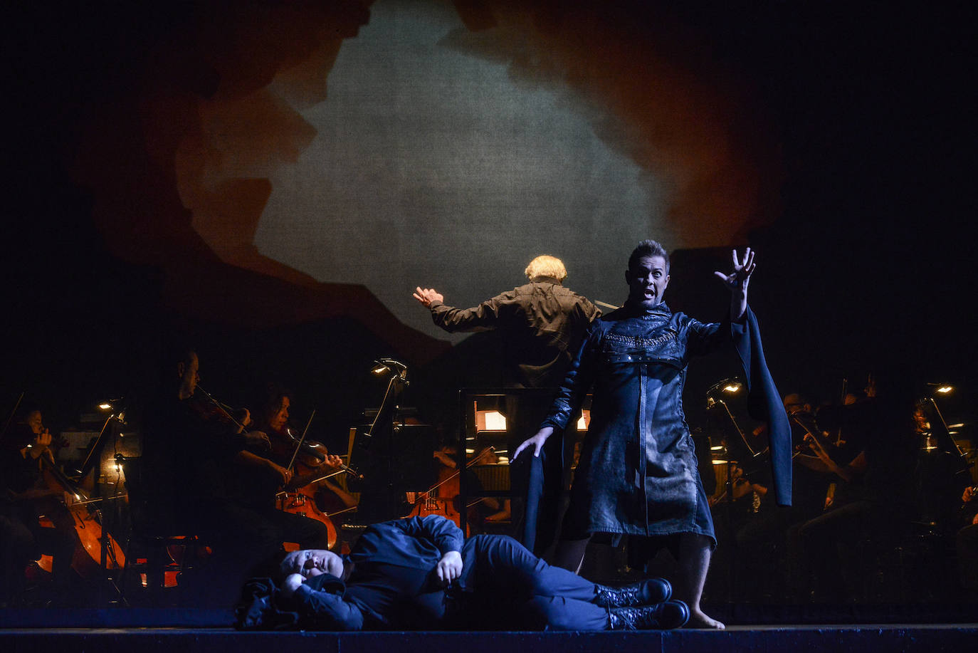 El público aplaudió 'El ocaso de los dioses', que anoche abrió la 72 temporada de la Ópera de Oviedo.