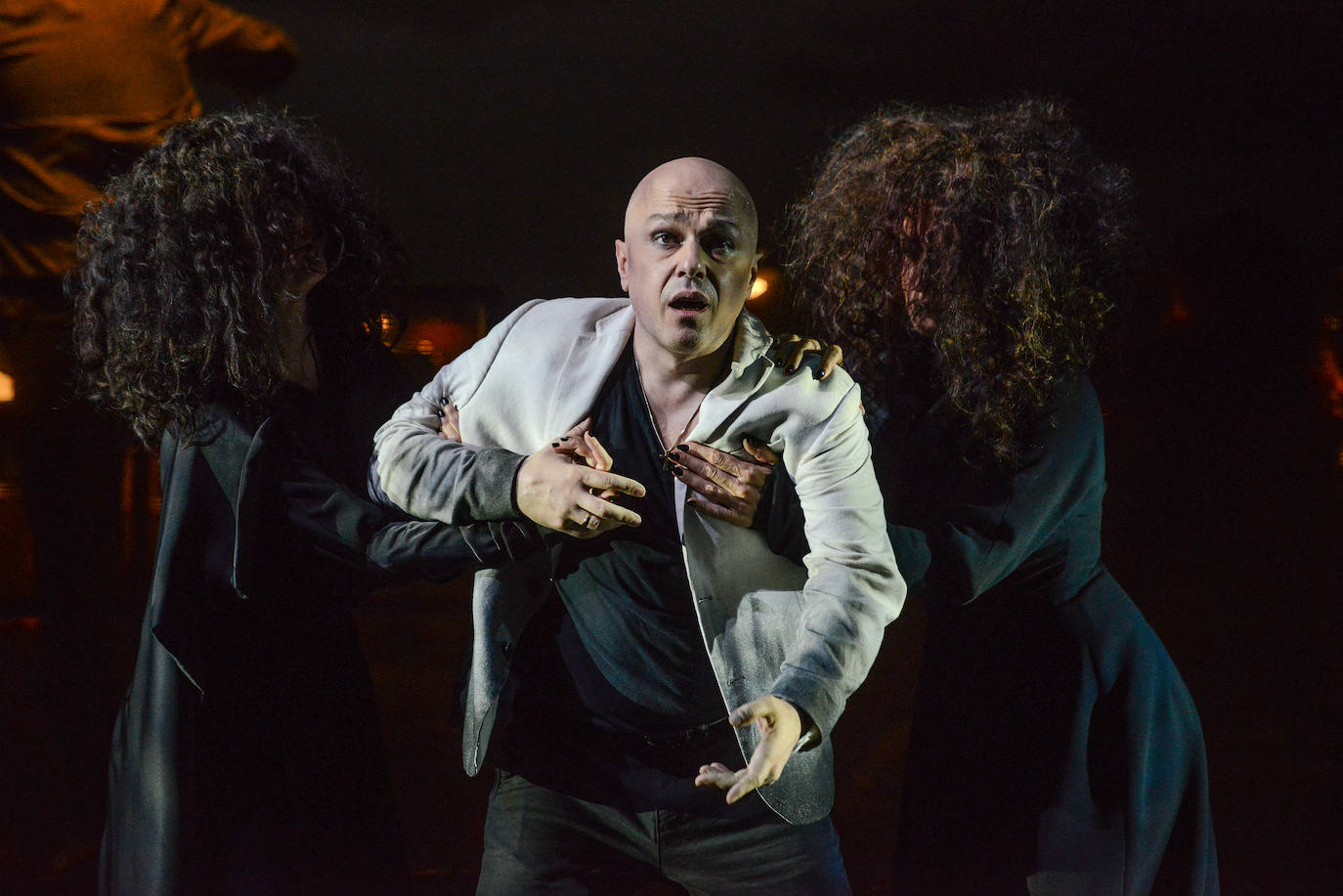 El público aplaudió 'El ocaso de los dioses', que anoche abrió la 72 temporada de la Ópera de Oviedo.