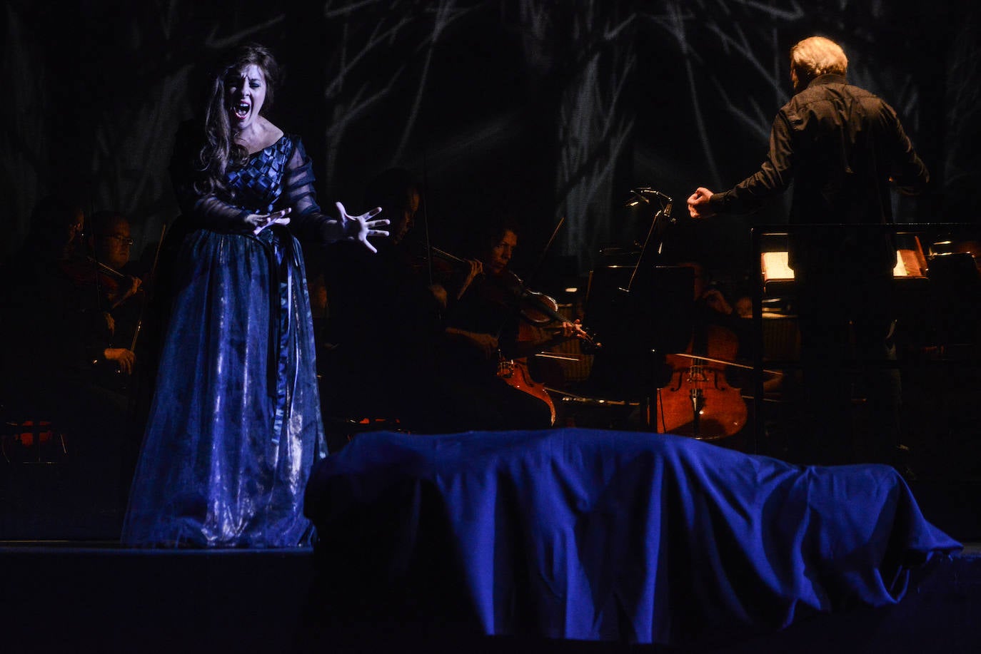 El público aplaudió 'El ocaso de los dioses', que anoche abrió la 72 temporada de la Ópera de Oviedo.