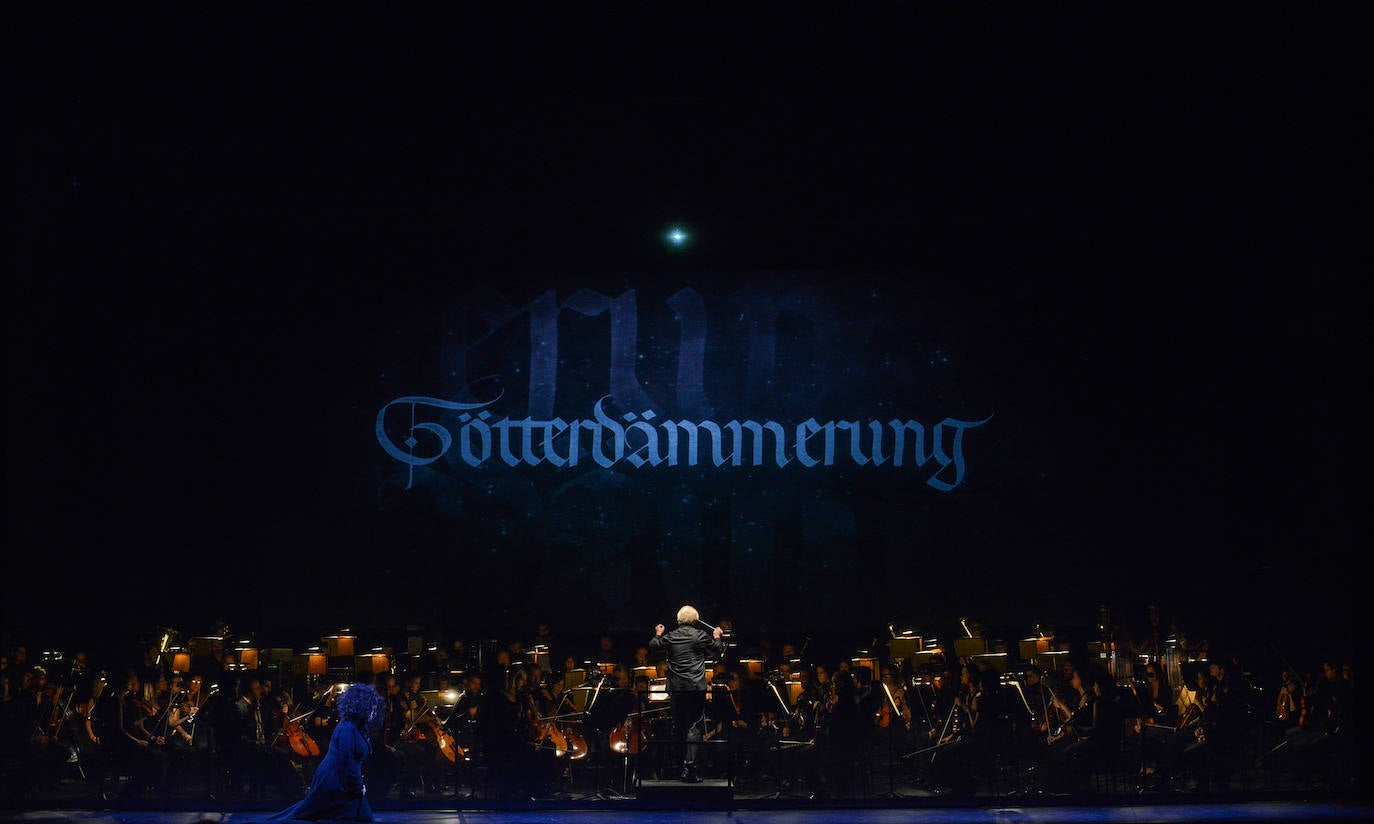 El público aplaudió 'El ocaso de los dioses', que anoche abrió la 72 temporada de la Ópera de Oviedo.