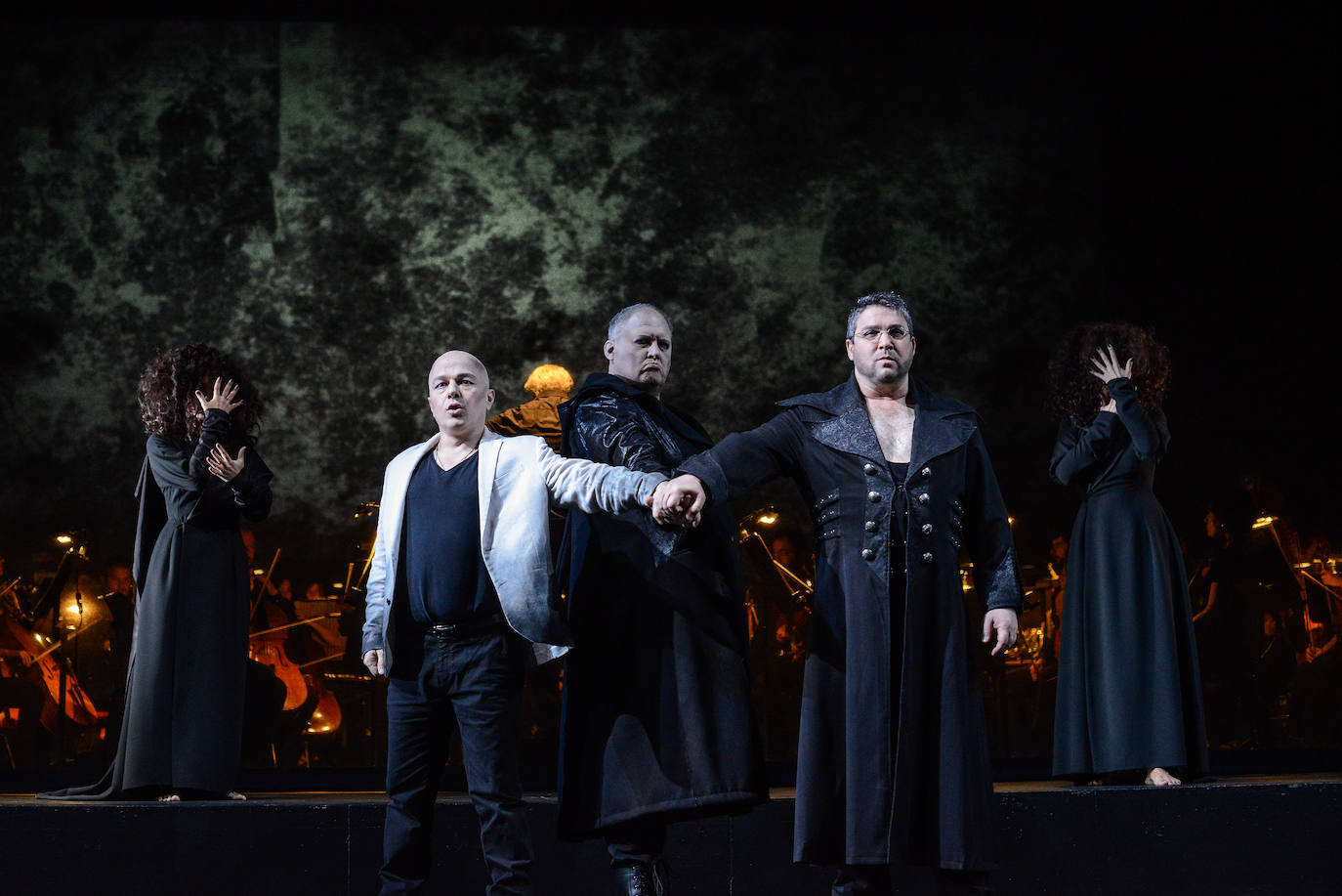 El público aplaudió 'El ocaso de los dioses', que anoche abrió la 72 temporada de la Ópera de Oviedo.