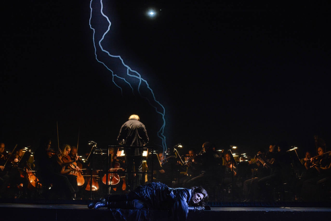 El público aplaudió 'El ocaso de los dioses', que anoche abrió la 72 temporada de la Ópera de Oviedo.