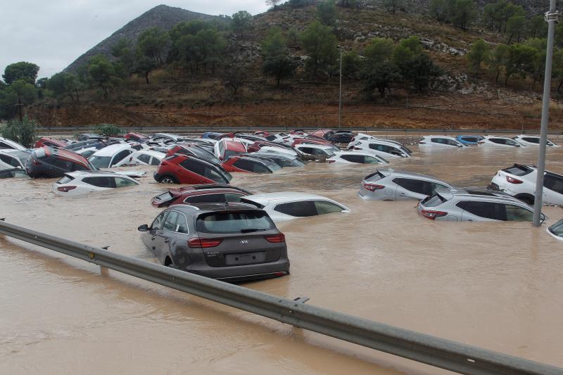 Han evacuado a vecinos de Ontinyent por la crecida del río Clariano y un tornado ha hundido el pabellón municipal de Dénia