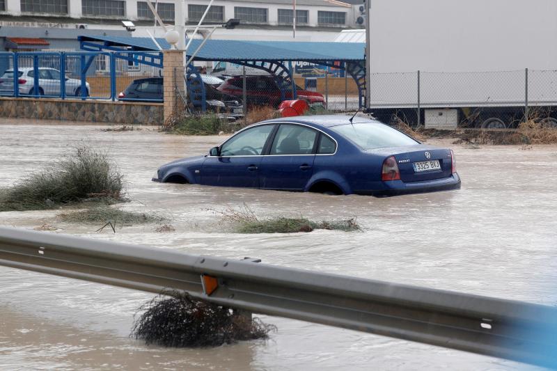 Han evacuado a vecinos de Ontinyent por la crecida del río Clariano y un tornado ha hundido el pabellón municipal de Dénia