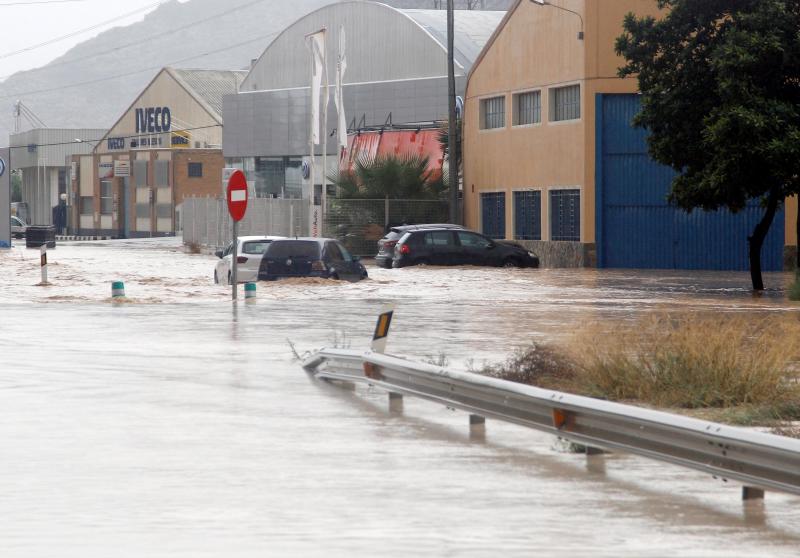 Han evacuado a vecinos de Ontinyent por la crecida del río Clariano y un tornado ha hundido el pabellón municipal de Dénia