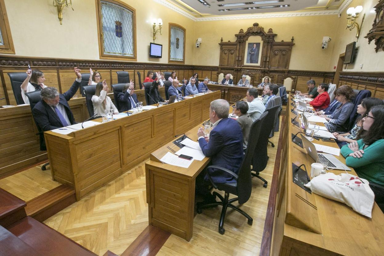 Los concejales de Foro, PP y Vox votan en contra de la modificación presupuestaria propuesta por el equipo de gobierno. 