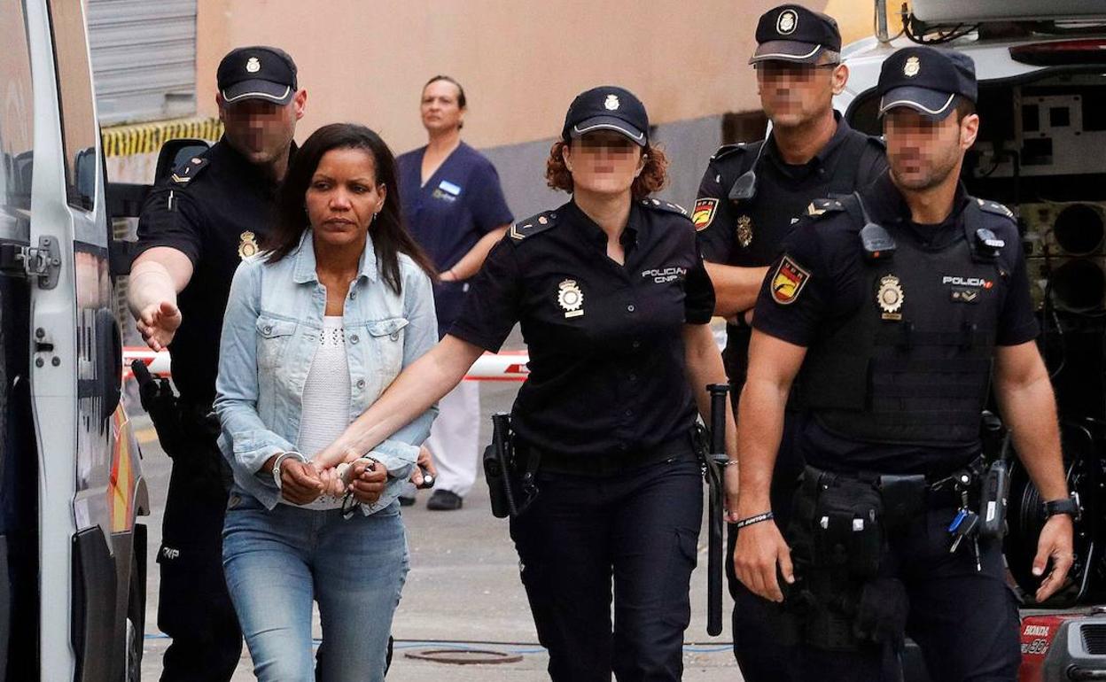 Ana Julia Quezada, ayer, a su llegada a la Audiencia Provincial de Almería.