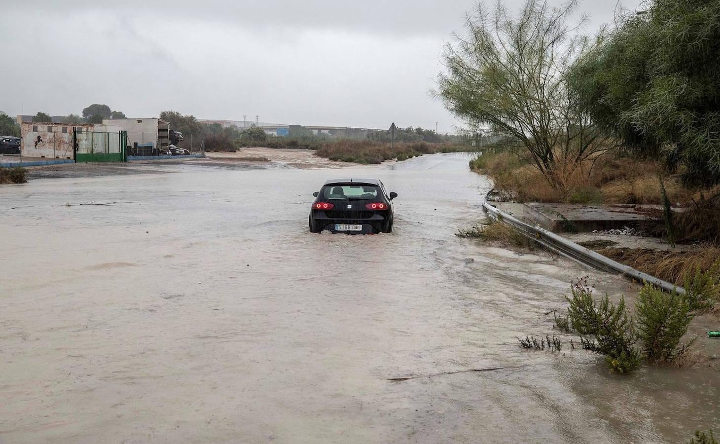 Un vehículo atrapado por la riada en la Cañada Morcillo, en Molina de Segura (Murcia).