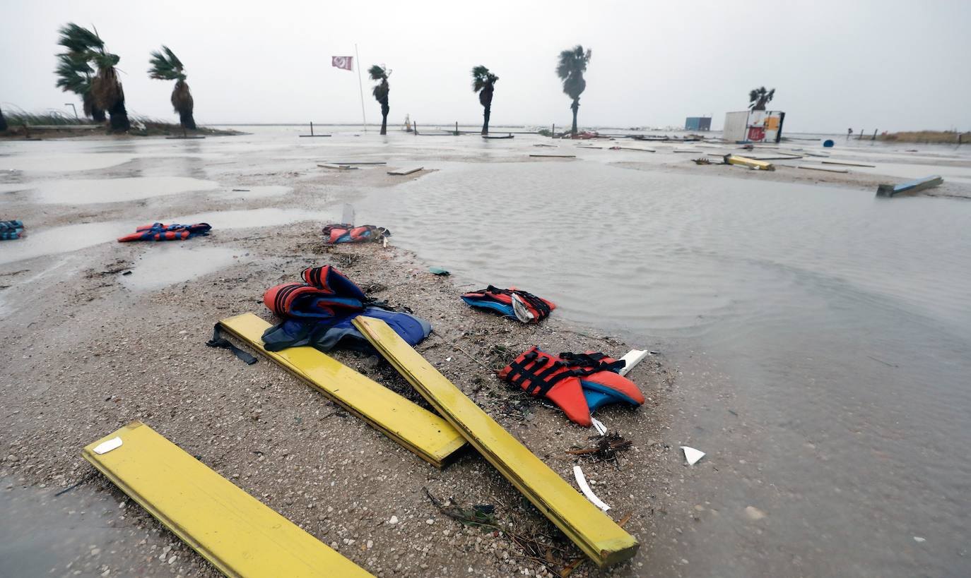 Efectos de las intensas lluvias y un tornado en la localidad alicantina de Denia.