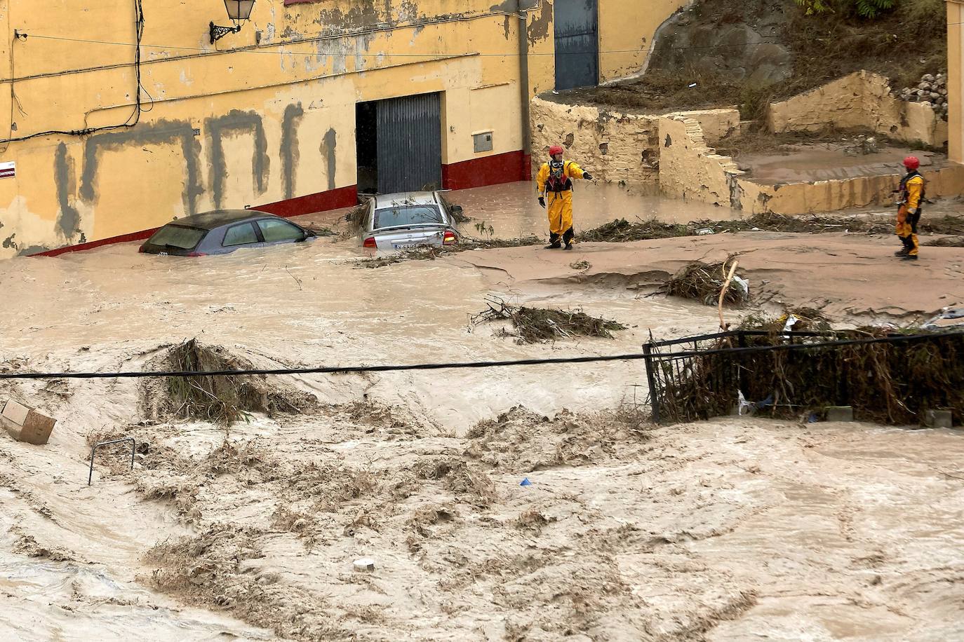 Los equipos de emergencia revisan los bajos de una casa inundada en Ontinyent.