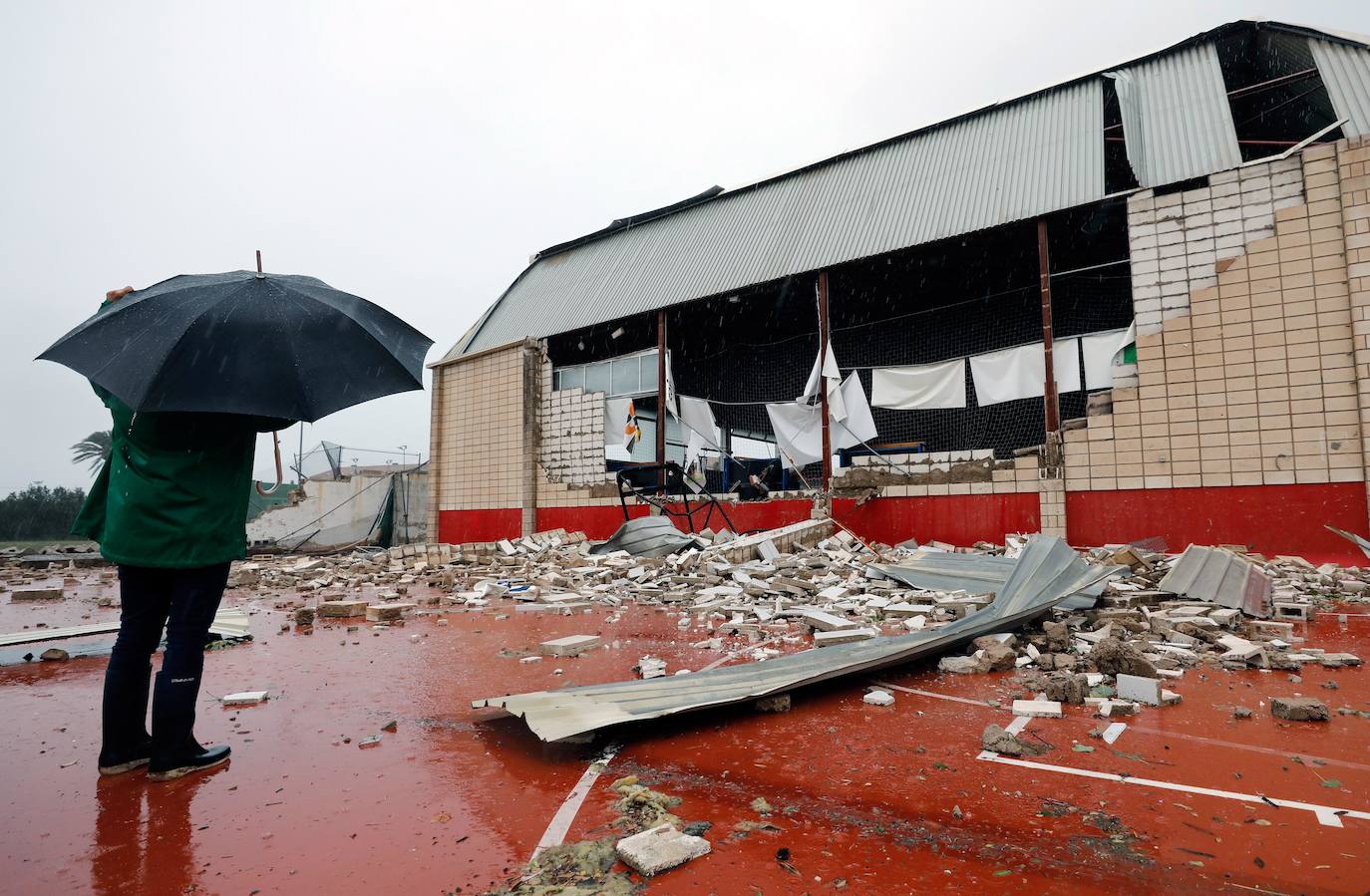 Un vecino observa los destrozos causados por un tornado en el polideportivo de Denia (Alicante).
