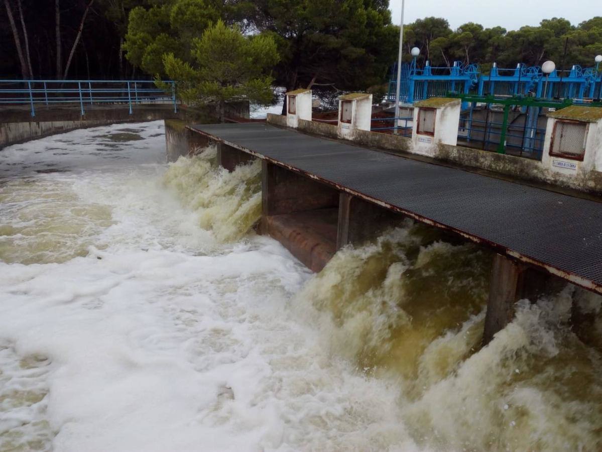 La Depresión Aislada en Niveles Altos (DANA) que comenzó a afectar este lunes al este peninsular seguirá afectando al sureste peninsular y dejará lluvias de intensidad torrencial. Las provincias de Girona, Tarragona, Castellón, Valencia, Alicante, Murcia, Almería, Mallorca, Menorca, Ibiza y Formentera se encuentran, este jueves, bajo alerta de riesgo amarilla y naranja.