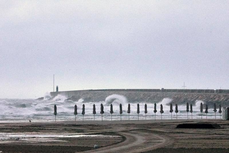 La Depresión Aislada en Niveles Altos (DANA) que comenzó a afectar este lunes al este peninsular seguirá afectando al sureste peninsular y dejará lluvias de intensidad torrencial. Las provincias de Girona, Tarragona, Castellón, Valencia, Alicante, Murcia, Almería, Mallorca, Menorca, Ibiza y Formentera se encuentran, este jueves, bajo alerta de riesgo amarilla y naranja.