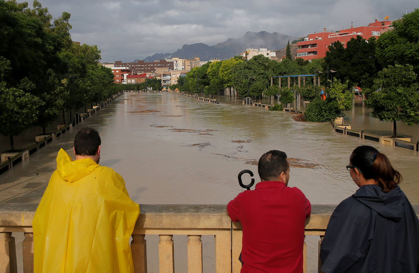 El temporal deja el tercer muerto, desborda el río Segura y azota todo el sureste. En la localidad valenciana de Onteniente, las lluvias por la gota fría ya acumulan más de trescientos litros por metro cuadrado, su máximo de lluvias desde 1917