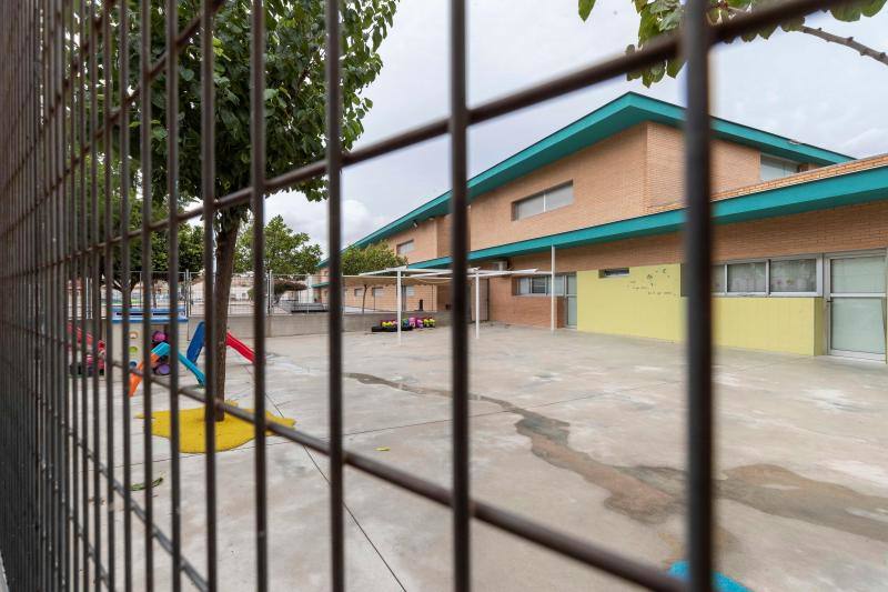 El temporal deja el tercer muerto, desborda el río Segura y azota todo el sureste. En la localidad valenciana de Onteniente, las lluvias por la gota fría ya acumulan más de trescientos litros por metro cuadrado, su máximo de lluvias desde 1917