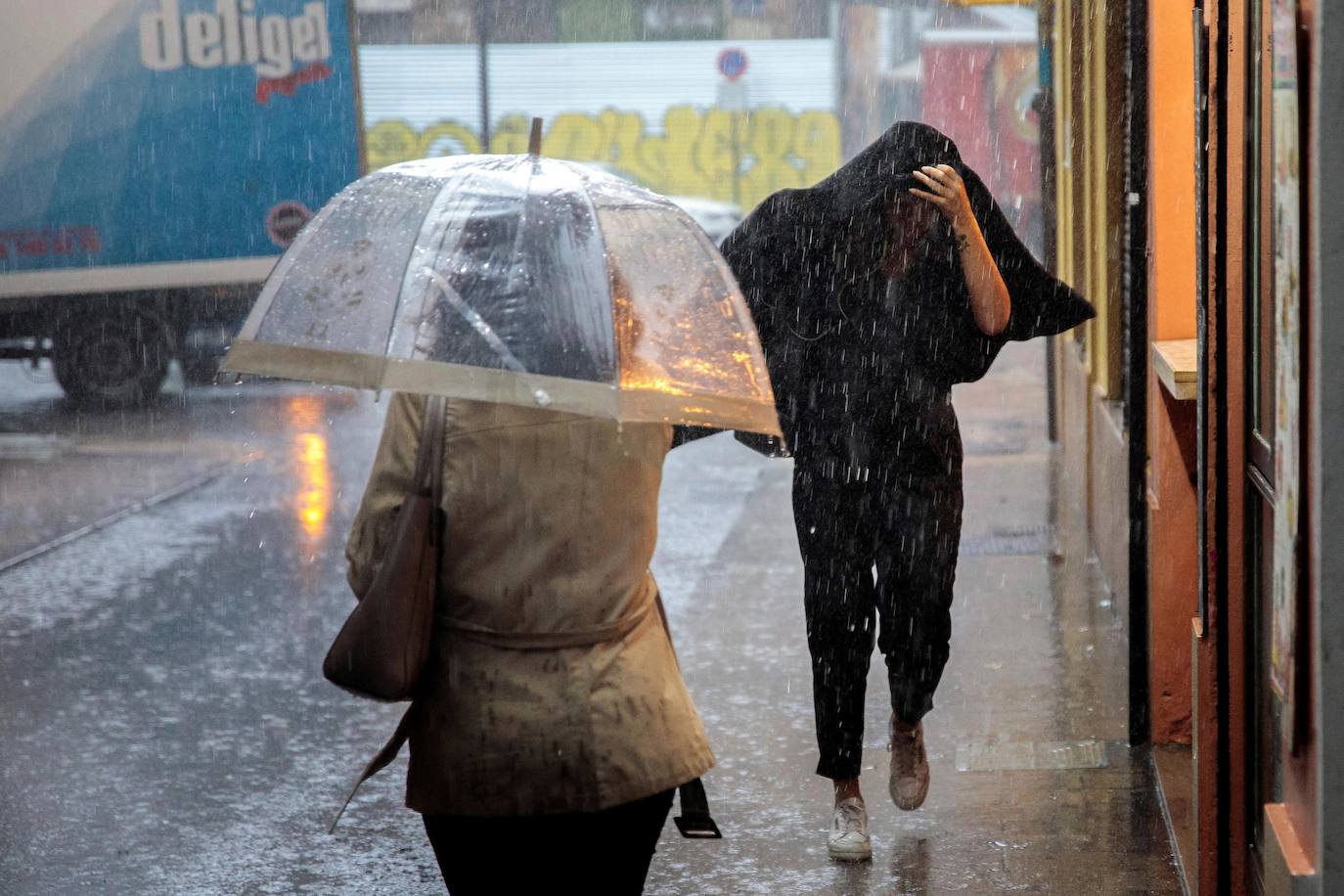 El temporal deja el tercer muerto, desborda el río Segura y azota todo el sureste. En la localidad valenciana de Onteniente, las lluvias por la gota fría ya acumulan más de trescientos litros por metro cuadrado, su máximo de lluvias desde 1917