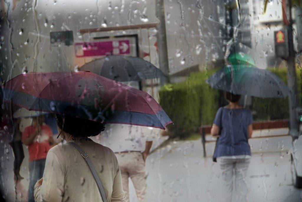 El temporal deja el tercer muerto, desborda el río Segura y azota todo el sureste. En la localidad valenciana de Onteniente, las lluvias por la gota fría ya acumulan más de trescientos litros por metro cuadrado, su máximo de lluvias desde 1917