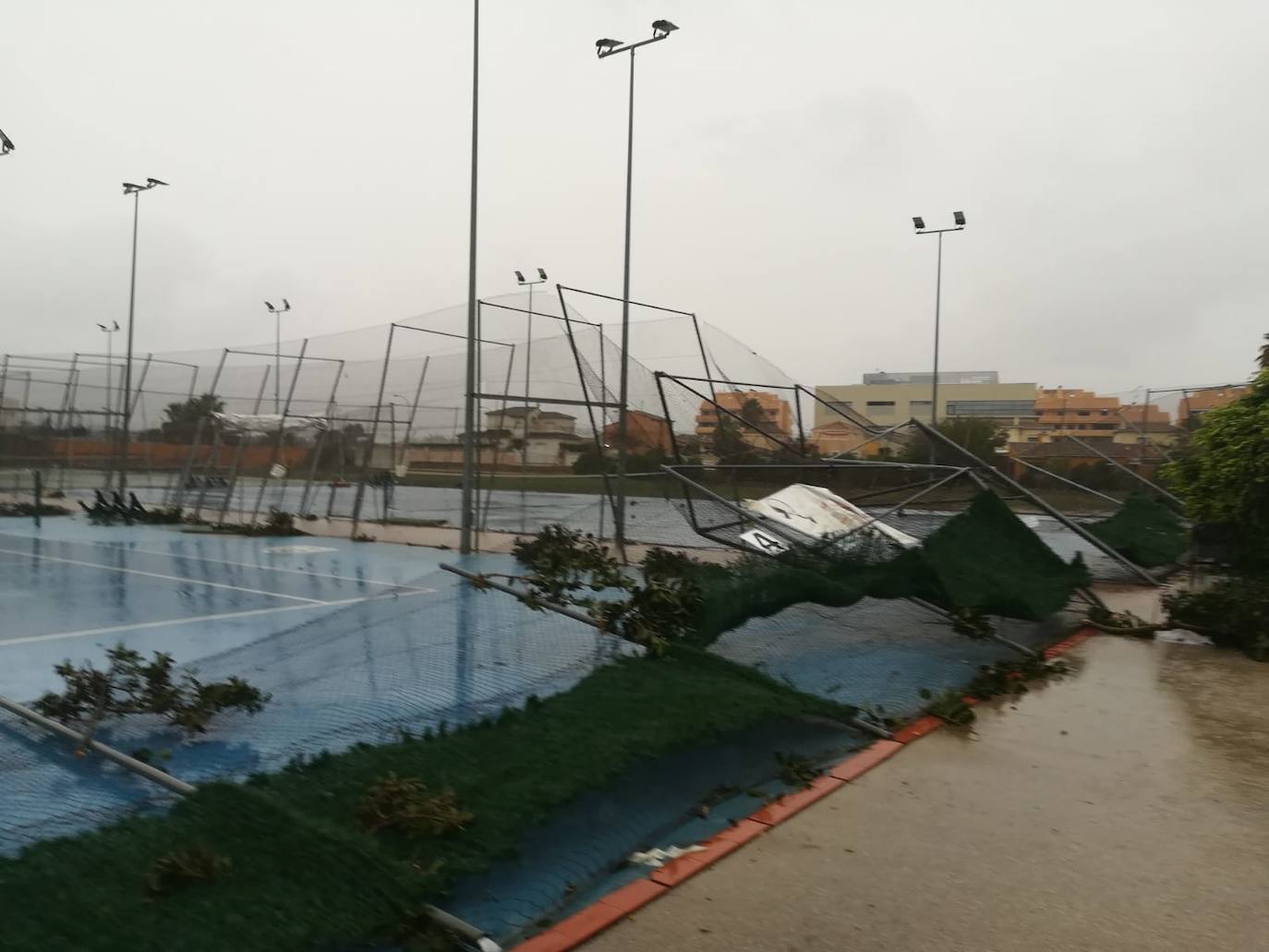 El temporal deja el tercer muerto, desborda el río Segura y azota todo el sureste. En la localidad valenciana de Onteniente, las lluvias por la gota fría ya acumulan más de trescientos litros por metro cuadrado, su máximo de lluvias desde 1917