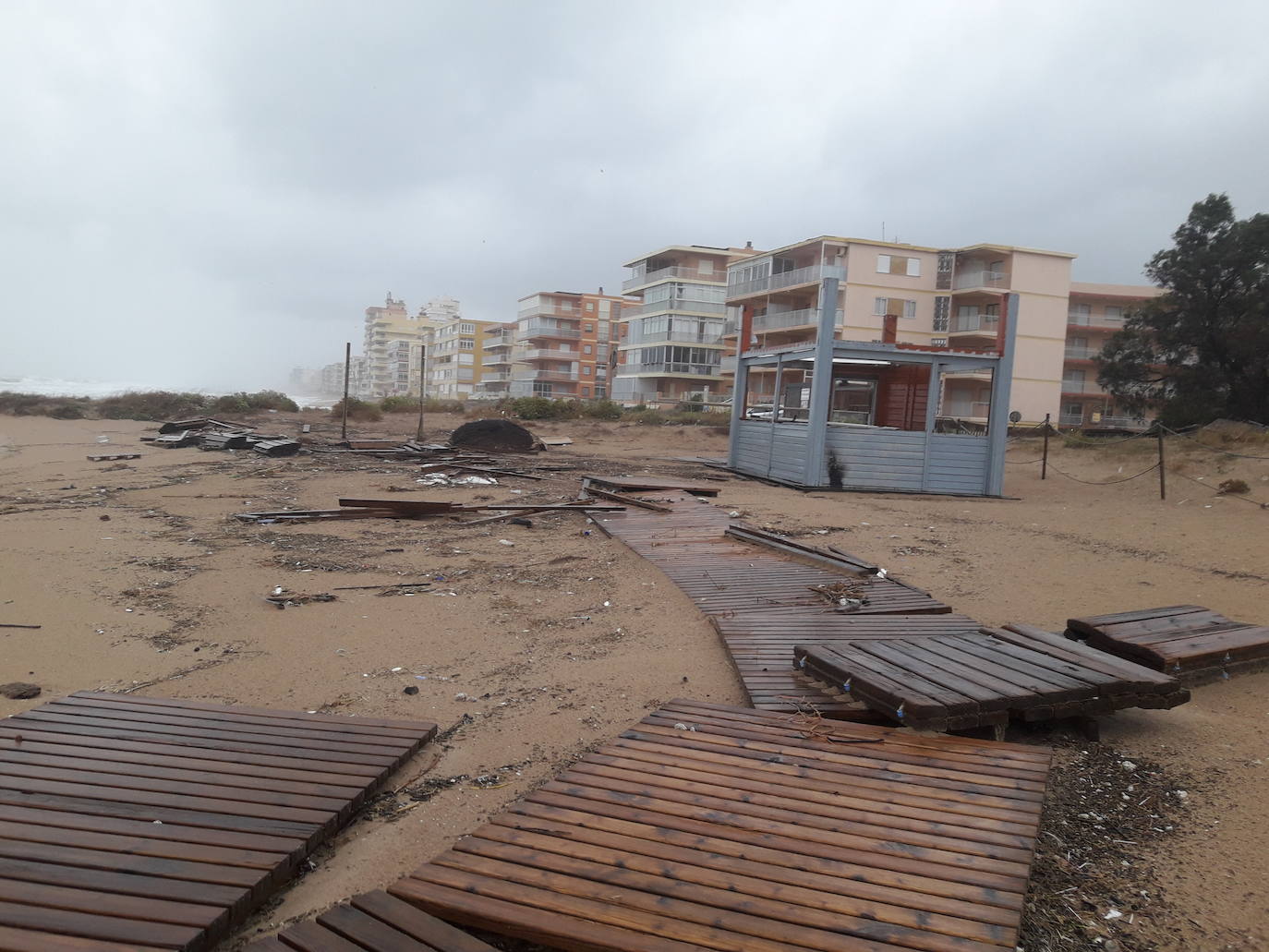 El temporal deja el tercer muerto, desborda el río Segura y azota todo el sureste. En la localidad valenciana de Onteniente, las lluvias por la gota fría ya acumulan más de trescientos litros por metro cuadrado, su máximo de lluvias desde 1917