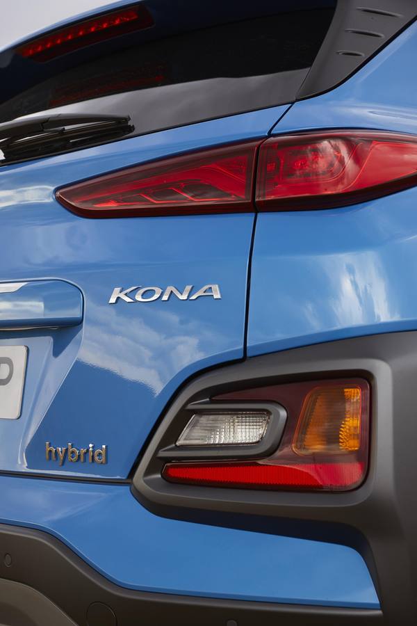 Es la combinación de moda. Por un lado, la carrocería tipo SUV compacta; por otro, un motor de gasolina 'ayudado' por uno eléctrico. En la práctica, menor consumo y emisiones en un vehículo con el diseño atrevido del Kona.