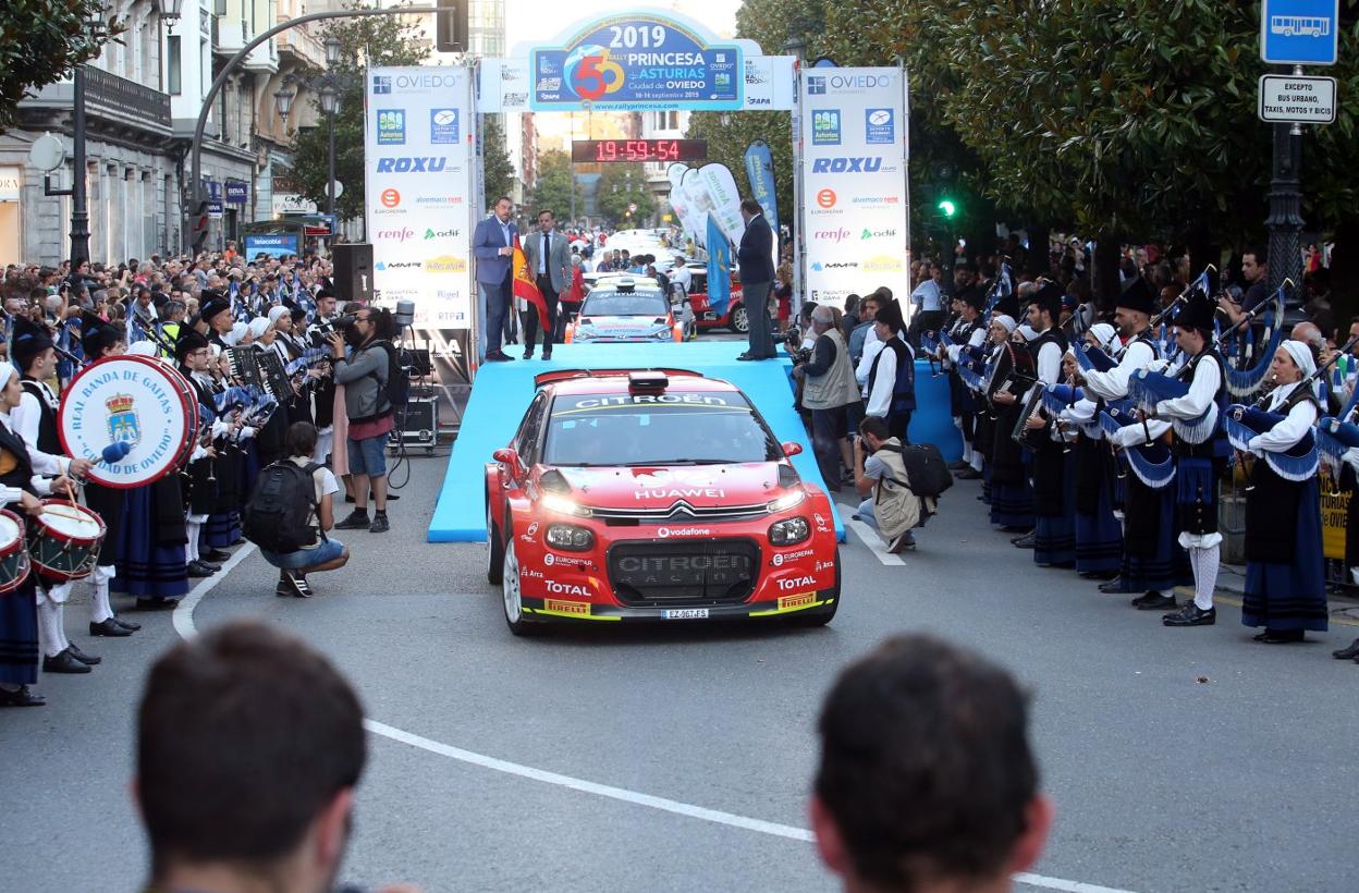 El Citröen C3 R5 de Pepe López y Borja Rozada baja la rampa de la salida en la calle de Uría. 