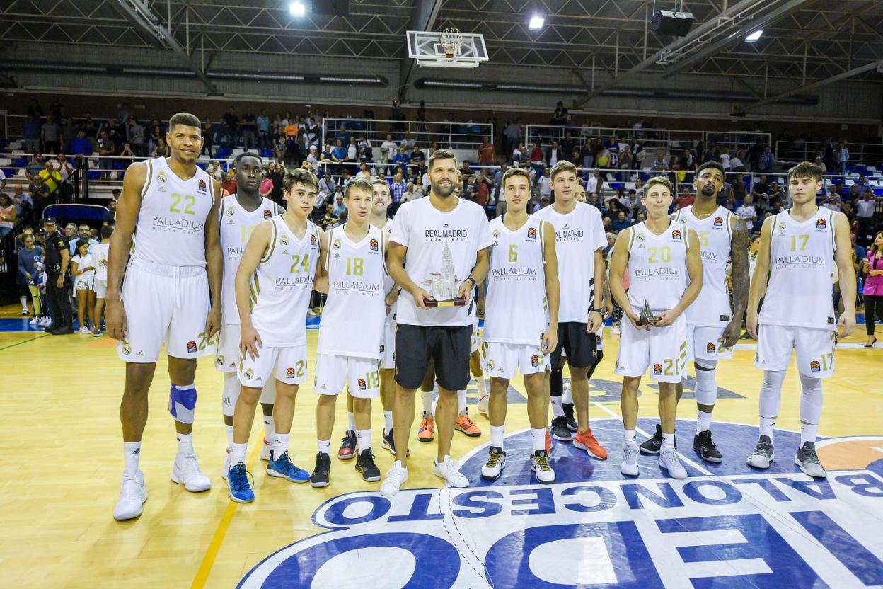 Felipe Reyes, con el trofeo, junto a sus compañeros. 