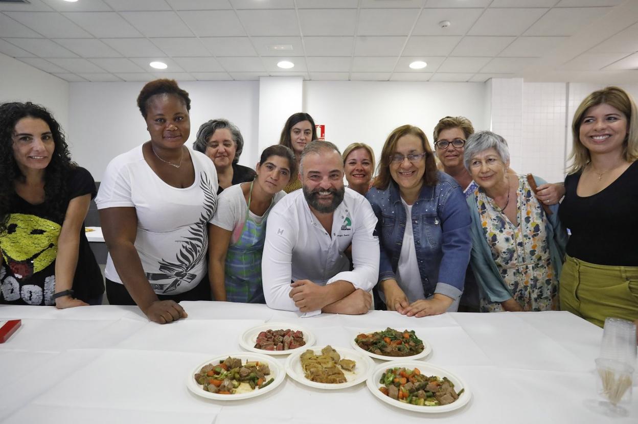 Sergio Rama y Natalia González, en el centro, con las mujeres del CISE. 