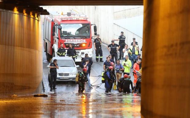 Galería. Bomberos rescatan el cadaver del un hombre atrapado en un túnel anegado por una importante tromba de agua en Almería.