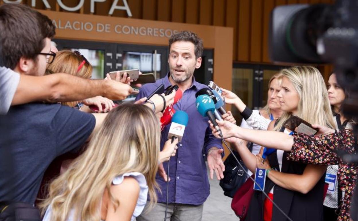 Borja Sémper comparece ante los medios.