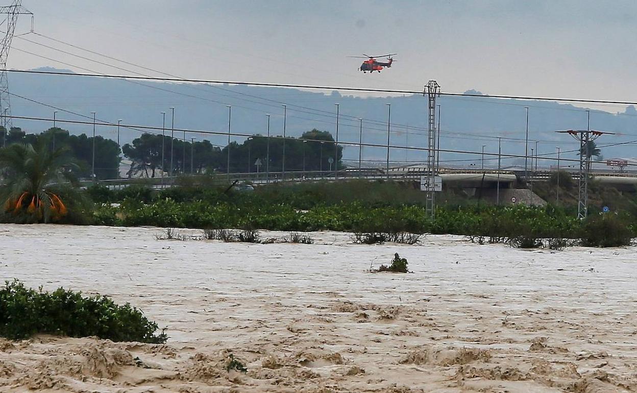 Rescatan en helicóptero en Alicante a tres mujeres que pusieron de parto mientras estaban atrapadas