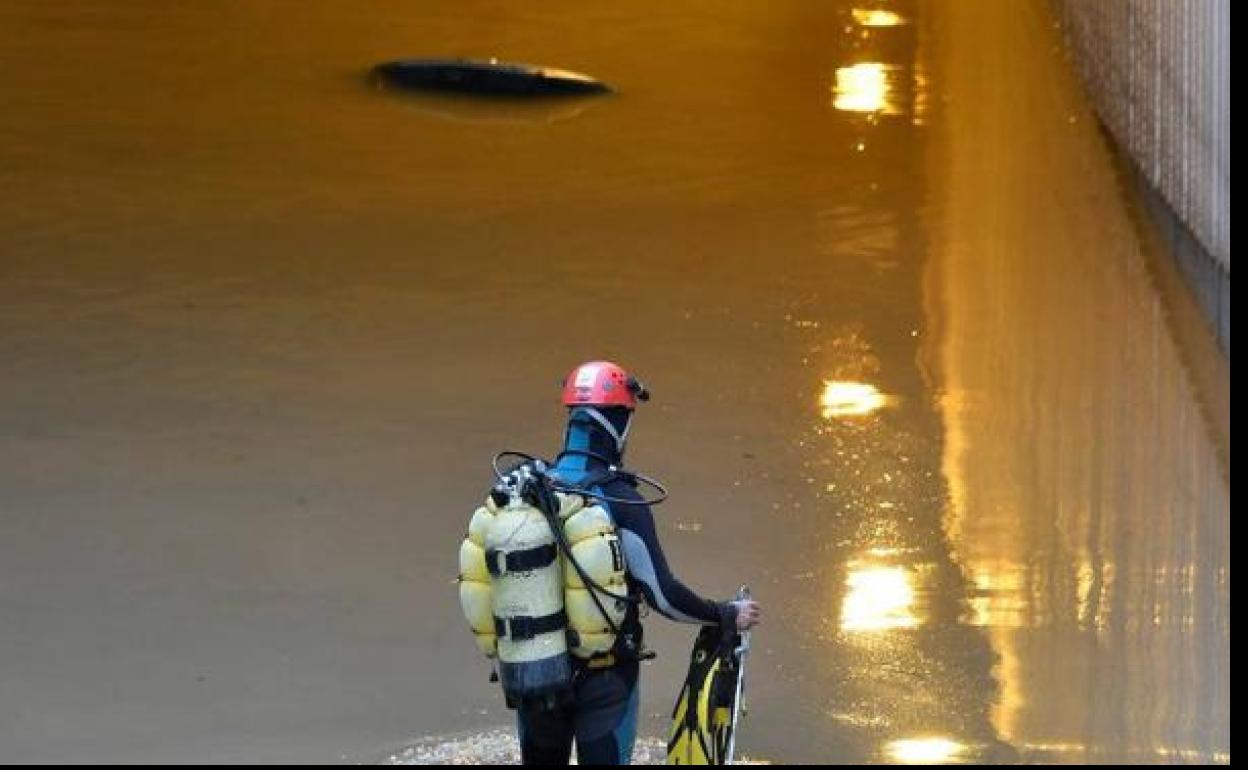 Vehículo atrapado en un túnel de Almería. 