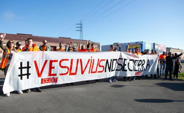 La plantilla protesta ante las instalaciones de la fábrica.