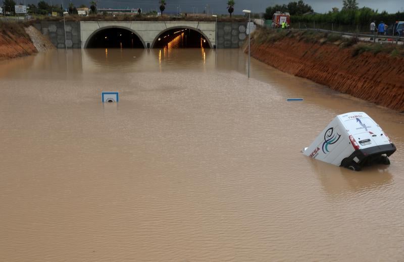 Cuatro fallecidos, centenares de personas evacuadas, decenas de casas y comercios anegados y carreteras cortadas. El balance de la gota fría en las comunidades del Levante español es desolador. 