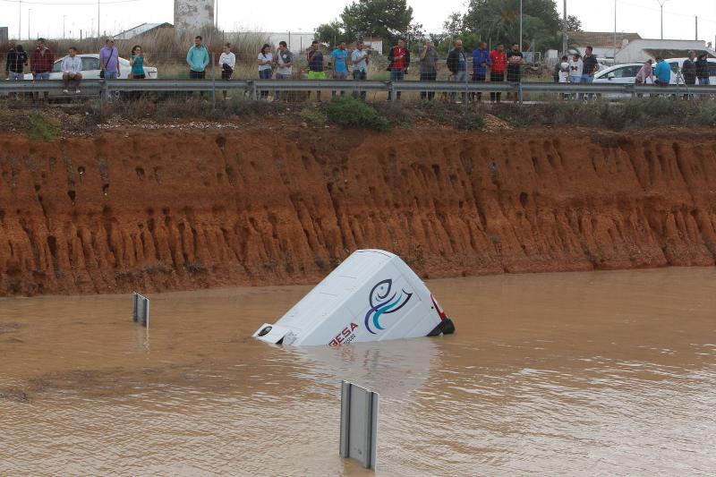 Cuatro fallecidos, centenares de personas evacuadas, decenas de casas y comercios anegados y carreteras cortadas. El balance de la gota fría en las comunidades del Levante español es desolador. 