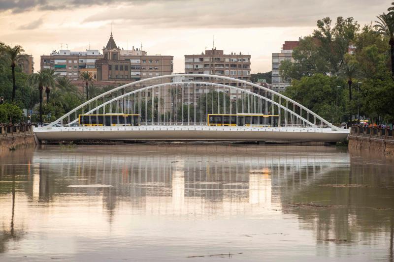 Cuatro fallecidos, centenares de personas evacuadas, decenas de casas y comercios anegados y carreteras cortadas. El balance de la gota fría en las comunidades del Levante español es desolador. 