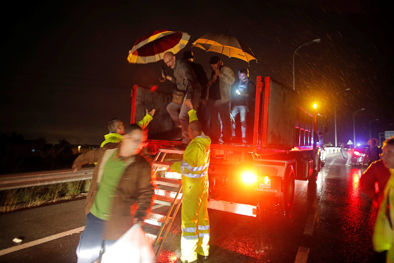 Cuatro fallecidos, centenares de personas evacuadas, decenas de casas y comercios anegados y carreteras cortadas. El balance de la gota fría en las comunidades del Levante español es desolador. 