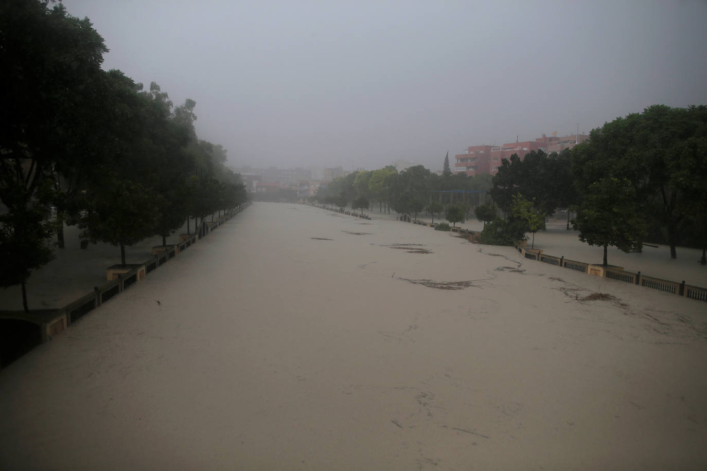 Cuatro fallecidos, centenares de personas evacuadas, decenas de casas y comercios anegados y carreteras cortadas. El balance de la gota fría en las comunidades del Levante español es desolador. 