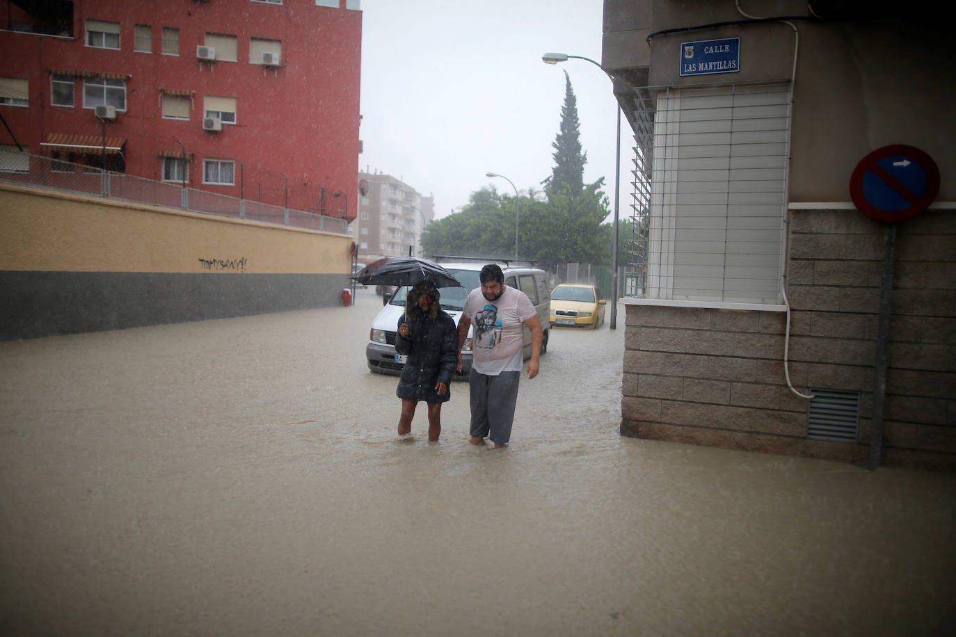 Cuatro fallecidos, centenares de personas evacuadas, decenas de casas y comercios anegados y carreteras cortadas. El balance de la gota fría en las comunidades del Levante español es desolador. 