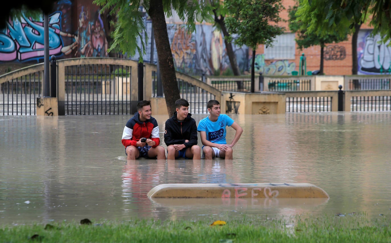 Cuatro fallecidos, centenares de personas evacuadas, decenas de casas y comercios anegados y carreteras cortadas. El balance de la gota fría en las comunidades del Levante español es desolador. 