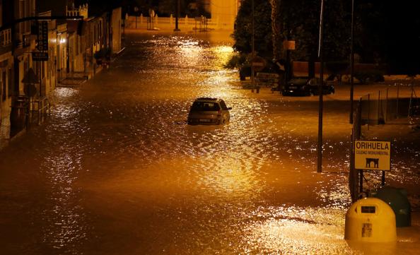 Cuatro fallecidos, centenares de personas evacuadas, decenas de casas y comercios anegados y carreteras cortadas. El balance de la gota fría en las comunidades del Levante español es desolador. 